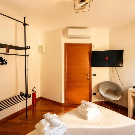 Del Console - Near Bari Airport & Station